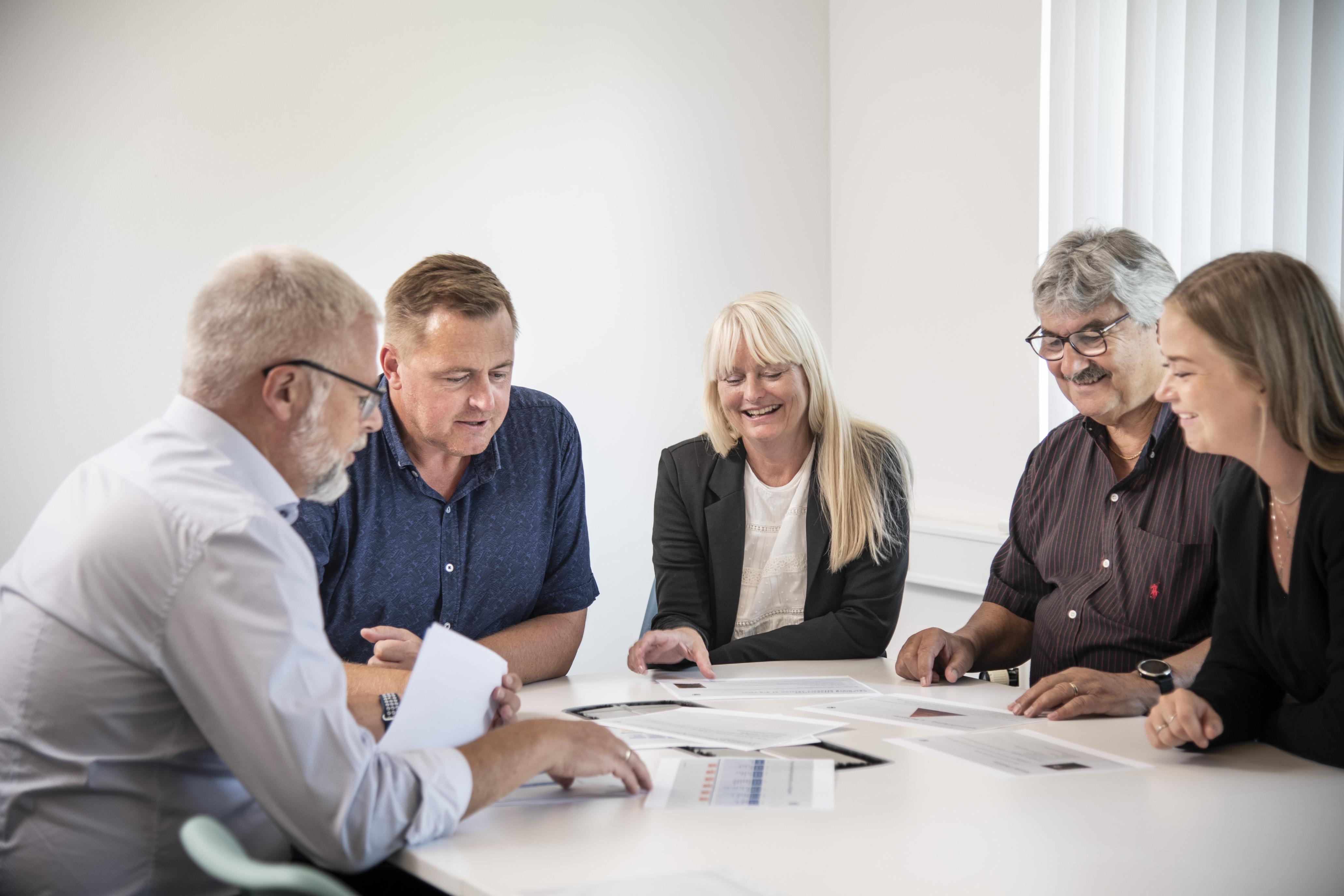 Et team der arbejder rundt om bord